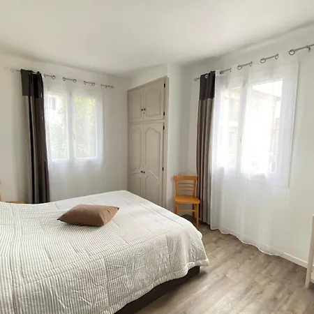 06cg Beautiful 2 Bedroom - Garden Apartment *