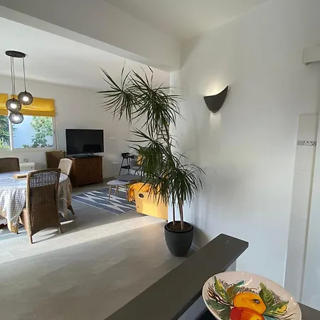 06cg Beautiful 2 Bedroom - Garden Apartment *