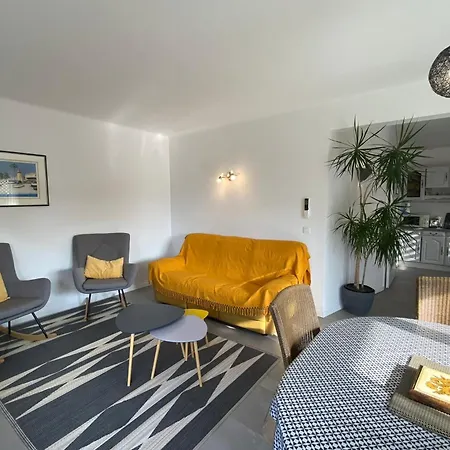 06cg Beautiful 2 Bedroom - Garden Apartment *